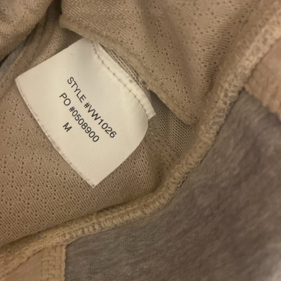 Vuori Aspire Elevation Bra Tank Dune Heather Women’s Size M Workout Shorts - Picture 5 of 5